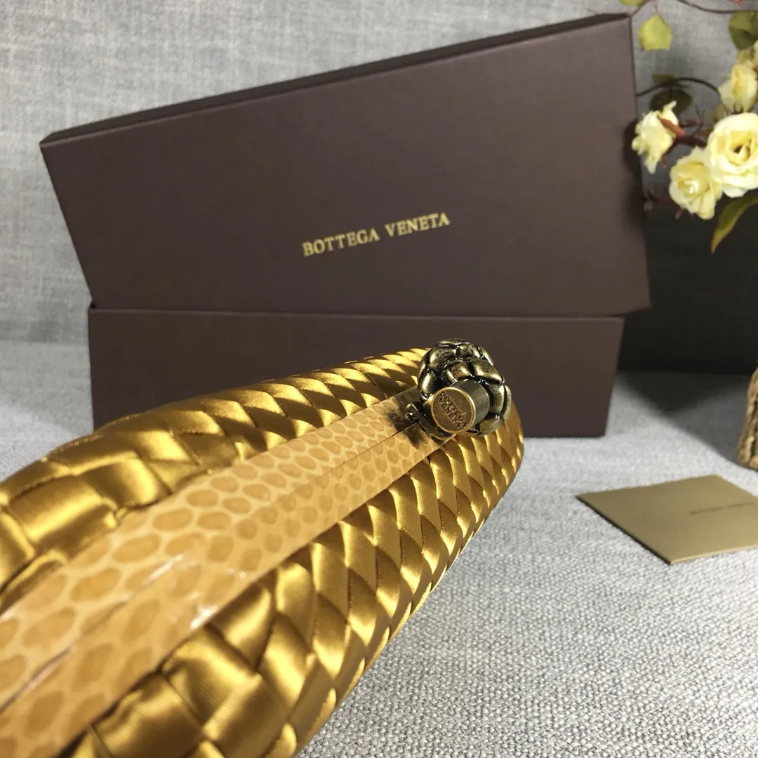 8651 Large Classic Dinner Bag ~~~Snake leather with ribbon ~~~Dense and slippery, not easy to fluff, can hold iPhones of all sizes! Size: 25cm*9.5cm*4cm